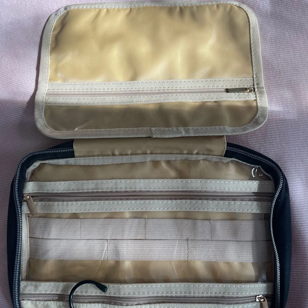 Final Price ❄️ Travel bag with four compartments. Brand new never used. - Picture 3 of 7